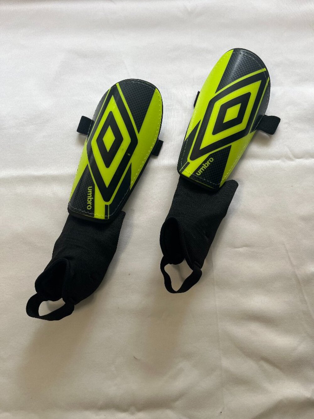 Umbro youth large soccer shin guards